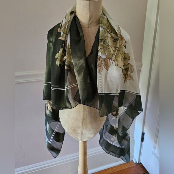 Ladies Scarf 39x40 Excellent Condition! - Picture 1 of 4